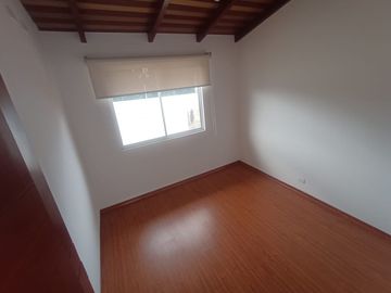 VENDO CASA 2 PISOS 3 DORMITORIOS, EN ALANGASI, CONJUNTO PRIVADO, AMPLIA, ACOGEDORA