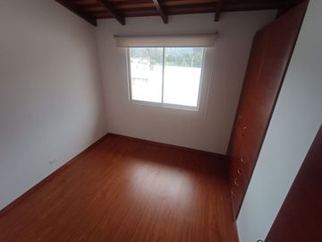 VENDO CASA 2 PISOS 3 DORMITORIOS, EN ALANGASI, CONJUNTO PRIVADO, AMPLIA, ACOGEDORA