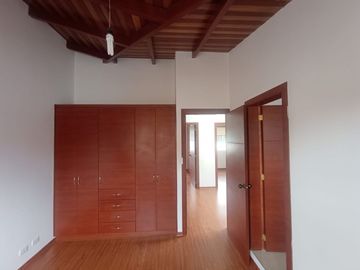VENDO CASA 2 PISOS 3 DORMITORIOS, EN ALANGASI, CONJUNTO PRIVADO, AMPLIA, ACOGEDORA