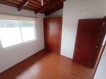 VENDO CASA 2 PISOS 3 DORMITORIOS, EN ALANGASI, CONJUNTO PRIVADO, AMPLIA, ACOGEDORA