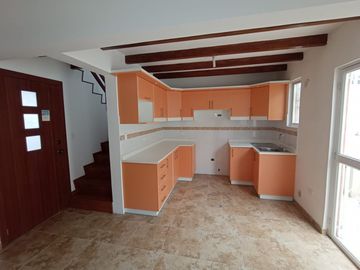 VENDO CASA 2 PISOS 3 DORMITORIOS, EN ALANGASI, CONJUNTO PRIVADO, AMPLIA, ACOGEDORA