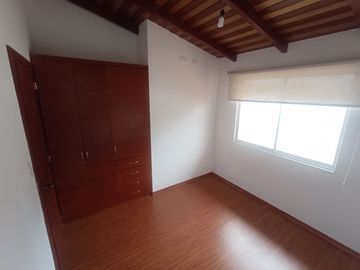 VENDO CASA 2 PISOS 3 DORMITORIOS, EN ALANGASI, CONJUNTO PRIVADO, AMPLIA, ACOGEDORA