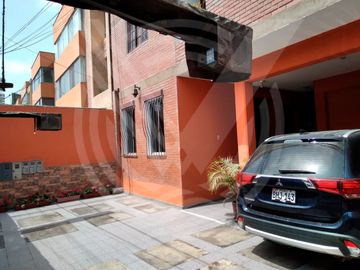 SE VENDE EDIFICIO EN ZONA EXCLUSIVA DE CAMINOS DEL INCA