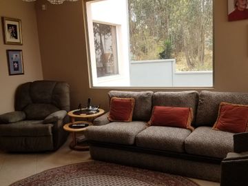VENTA HERMOSA CASA EN NAYON EN CONJUNTO RESIDENCIAL CON TERRENO PARA OTRA CASA