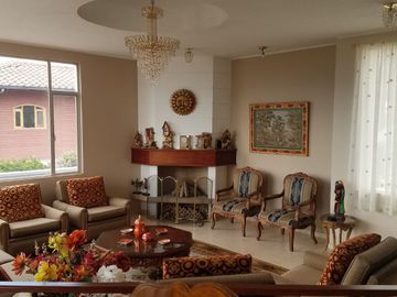 VENTA HERMOSA CASA EN NAYON EN CONJUNTO RESIDENCIAL CON TERRENO PARA OTRA CASA