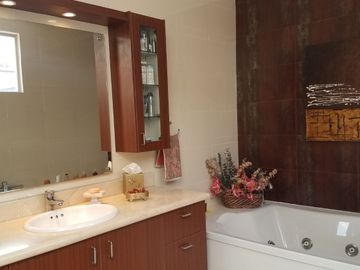 VENTA HERMOSA CASA EN NAYON EN CONJUNTO RESIDENCIAL CON TERRENO PARA OTRA CASA