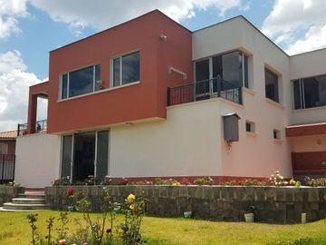 VENTA HERMOSA CASA EN NAYON EN CONJUNTO RESIDENCIAL CON TERRENO PARA OTRA CASA