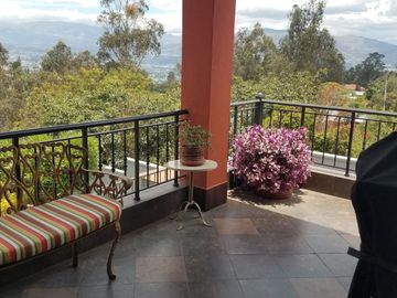 VENTA HERMOSA CASA EN NAYON EN CONJUNTO RESIDENCIAL CON TERRENO PARA OTRA CASA