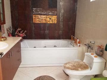 VENTA HERMOSA CASA EN NAYON EN CONJUNTO RESIDENCIAL CON TERRENO PARA OTRA CASA