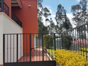 VENTA HERMOSA CASA EN NAYON EN CONJUNTO RESIDENCIAL CON TERRENO PARA OTRA CASA