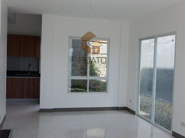Elegant houses near Makati and Metropolitan Manila