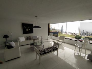 DEPARTAMENTO CON VISTA AL MAR EN MIRAFLORES