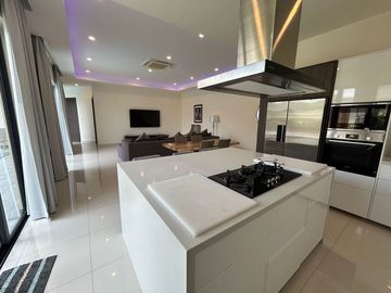 Modern Pool Villa At Mabprachan - Pattaya