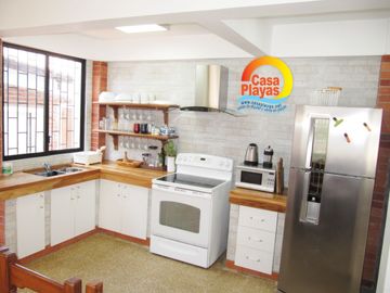 Casa con Piscina y Vista Al Mar de Venta en Playas, Vía a Data Km 1.5