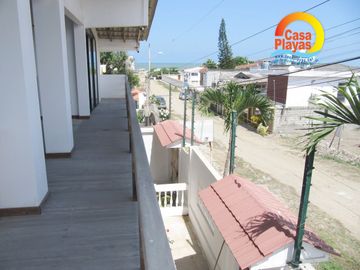 Casa con Piscina y Vista Al Mar de Venta en Playas, Vía a Data Km 1.5