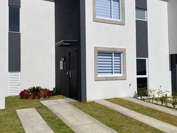 CASA EN VENTA EN CALIMAYA DENTRO DEL FRACCIONAMIENTO HACIENDA DE LAS FUENTES.