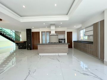 Hermosa y moderna casa en venta en elegante residencial.