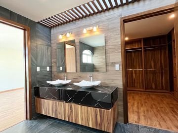 Hermosa y moderna casa en venta en elegante residencial.