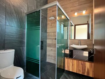 Hermosa y moderna casa en venta en elegante residencial.