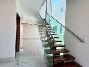 Hermosa y moderna casa en venta en elegante residencial.