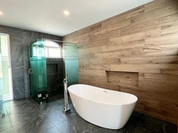 Hermosa y moderna casa en venta en elegante residencial.