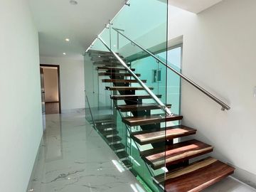 Hermosa y moderna casa en venta en elegante residencial.