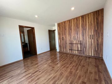 Hermosa y moderna casa en venta en elegante residencial.