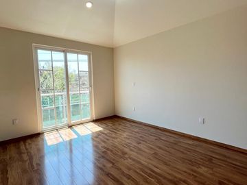 Hermosa y moderna casa en venta en elegante residencial.