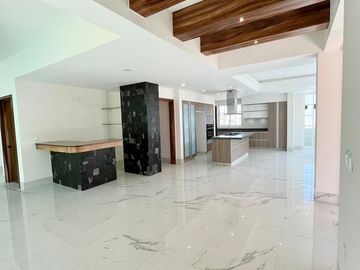 Hermosa y moderna casa en venta en elegante residencial.
