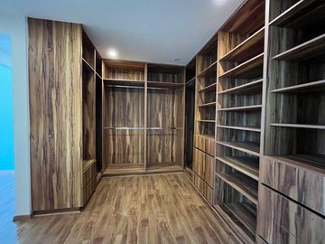 Hermosa y moderna casa en venta en elegante residencial.