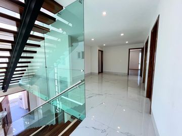 Hermosa y moderna casa en venta en elegante residencial.