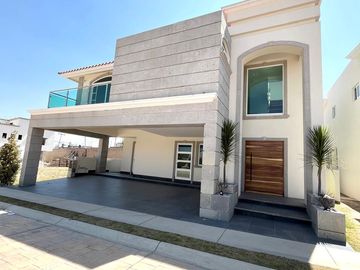 Hermosa y moderna casa en venta en elegante residencial.