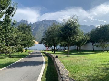 Casa Venta Puerta de Hierro Castilla Monterrey 3 Pisos Magnificas Amenidades Alberca Cancha Excelentes, Hermosos y Amplios Jardines (inmediato HEB Pue