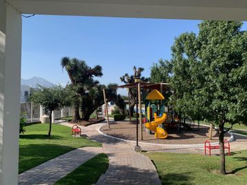 Casa Venta Puerta de Hierro Castilla Monterrey 3 Pisos Magnificas Amenidades Alberca Cancha Excelentes, Hermosos y Amplios Jardines (inmediato HEB Pue