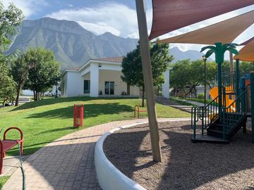 Casa Venta Puerta de Hierro Castilla Monterrey 3 Pisos Magnificas Amenidades Alberca Cancha Excelentes, Hermosos y Amplios Jardines (inmediato HEB Pue