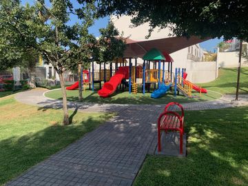 Casa Venta Puerta de Hierro Castilla Monterrey 3 Pisos Magnificas Amenidades Alberca Cancha Excelentes, Hermosos y Amplios Jardines (inmediato HEB Pue