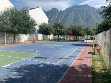 Casa Venta Puerta de Hierro Castilla Monterrey 3 Pisos Magnificas Amenidades Alberca Cancha Excelentes, Hermosos y Amplios Jardines (inmediato HEB Pue