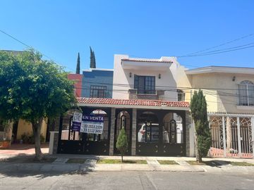 AMPLIA CASA SEMIREMODELADA Y AMPLIADA EN MIRADOR SAN ISIDRO