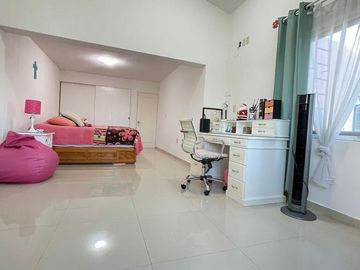 AMPLIA CASA SEMIREMODELADA Y AMPLIADA EN MIRADOR SAN ISIDRO