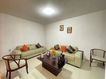 AMPLIA CASA SEMIREMODELADA Y AMPLIADA EN MIRADOR SAN ISIDRO