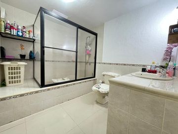 AMPLIA CASA SEMIREMODELADA Y AMPLIADA EN MIRADOR SAN ISIDRO