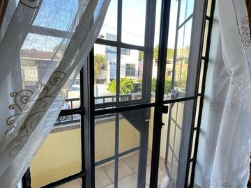 AMPLIA CASA SEMIREMODELADA Y AMPLIADA EN MIRADOR SAN ISIDRO