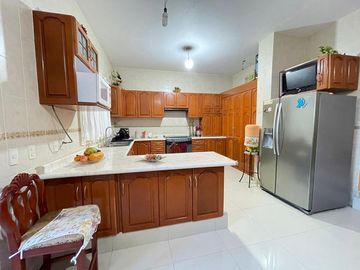 AMPLIA CASA SEMIREMODELADA Y AMPLIADA EN MIRADOR SAN ISIDRO
