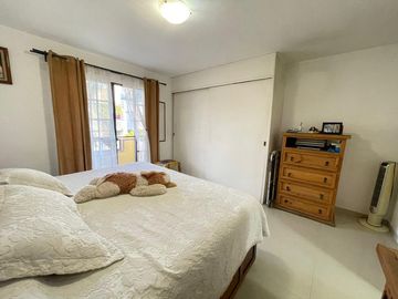 AMPLIA CASA SEMIREMODELADA Y AMPLIADA EN MIRADOR SAN ISIDRO