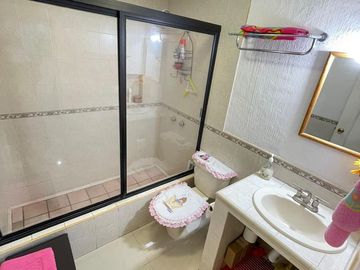 AMPLIA CASA SEMIREMODELADA Y AMPLIADA EN MIRADOR SAN ISIDRO