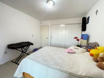 AMPLIA CASA SEMIREMODELADA Y AMPLIADA EN MIRADOR SAN ISIDRO