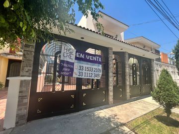 AMPLIA CASA SEMIREMODELADA Y AMPLIADA EN MIRADOR SAN ISIDRO