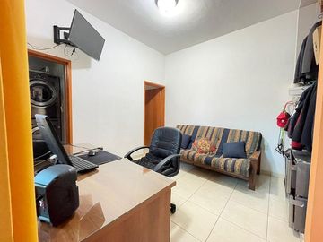 AMPLIA CASA SEMIREMODELADA Y AMPLIADA EN MIRADOR SAN ISIDRO