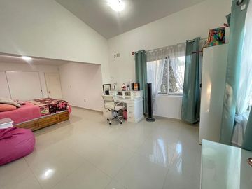 AMPLIA CASA SEMIREMODELADA Y AMPLIADA EN MIRADOR SAN ISIDRO