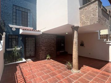 AMPLIA CASA SEMIREMODELADA Y AMPLIADA EN MIRADOR SAN ISIDRO